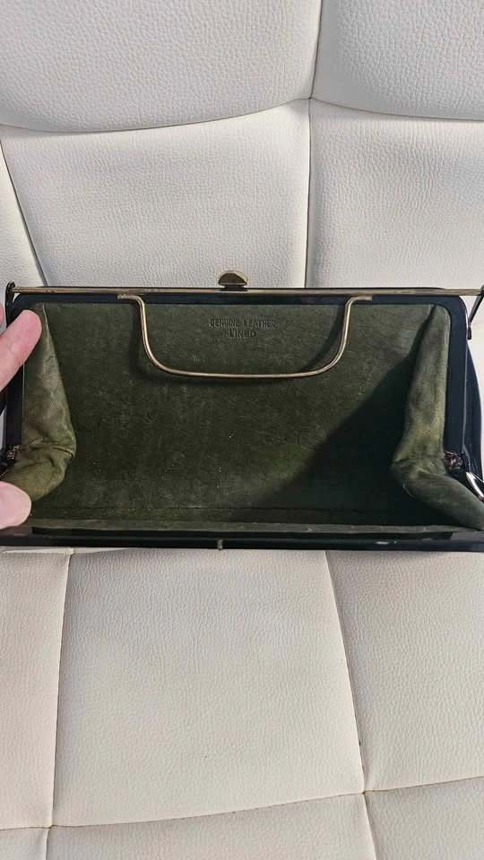Black patent leather clutch bag - photo 2
