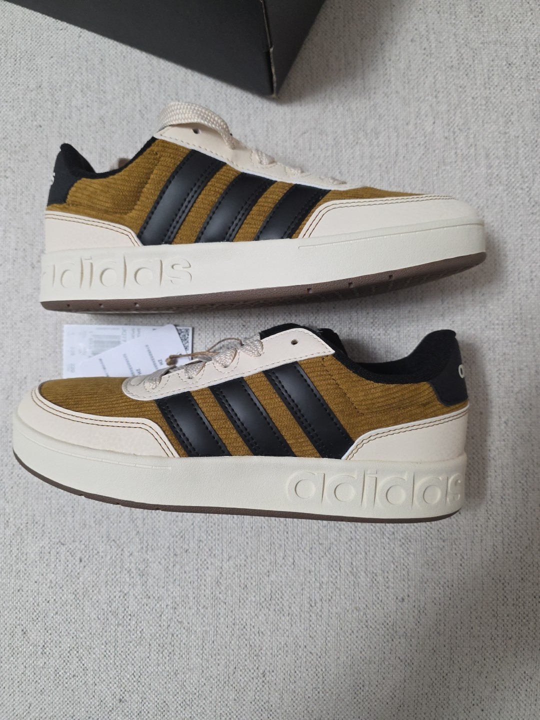 Adidas Shoes Unisex Size 4 New With Box