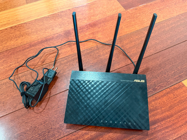 Barely used - ASUS RT-AC66U B1 AC1750 Gigabit Router