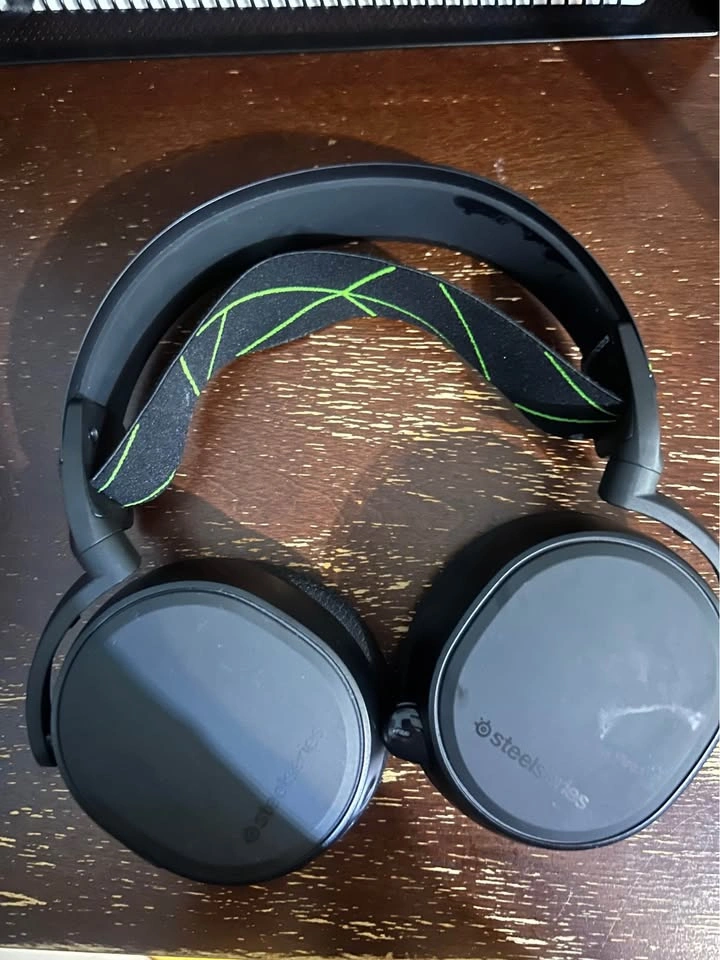 Arctis 9x Headset with Stand and Phone Charger - photo 3