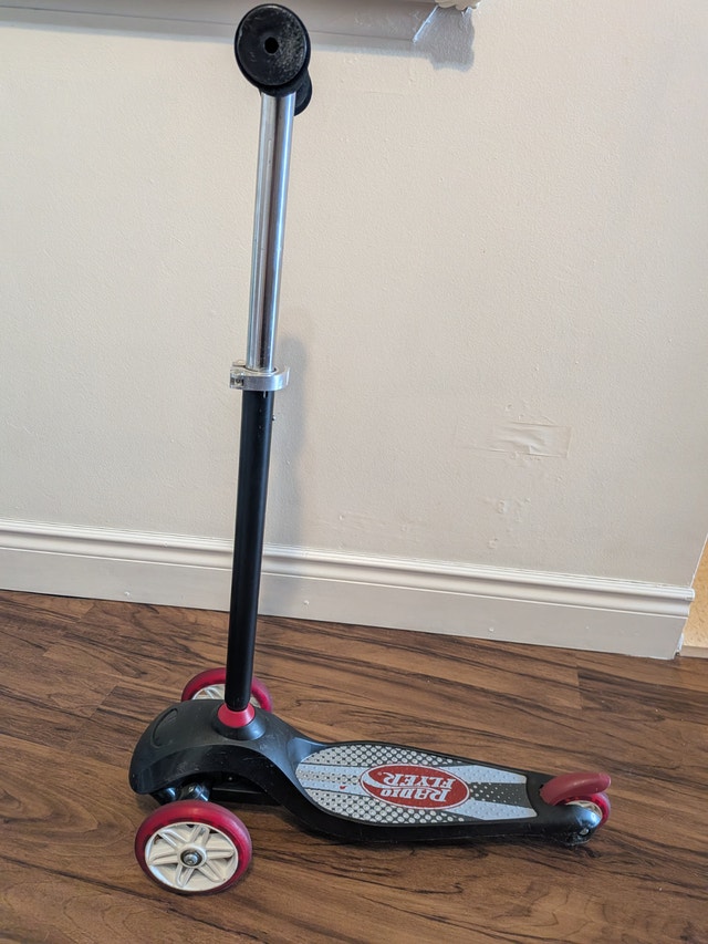 Radio Flyer Lean ‘N Glide Scooter – 3 Wheel Kids Scooter