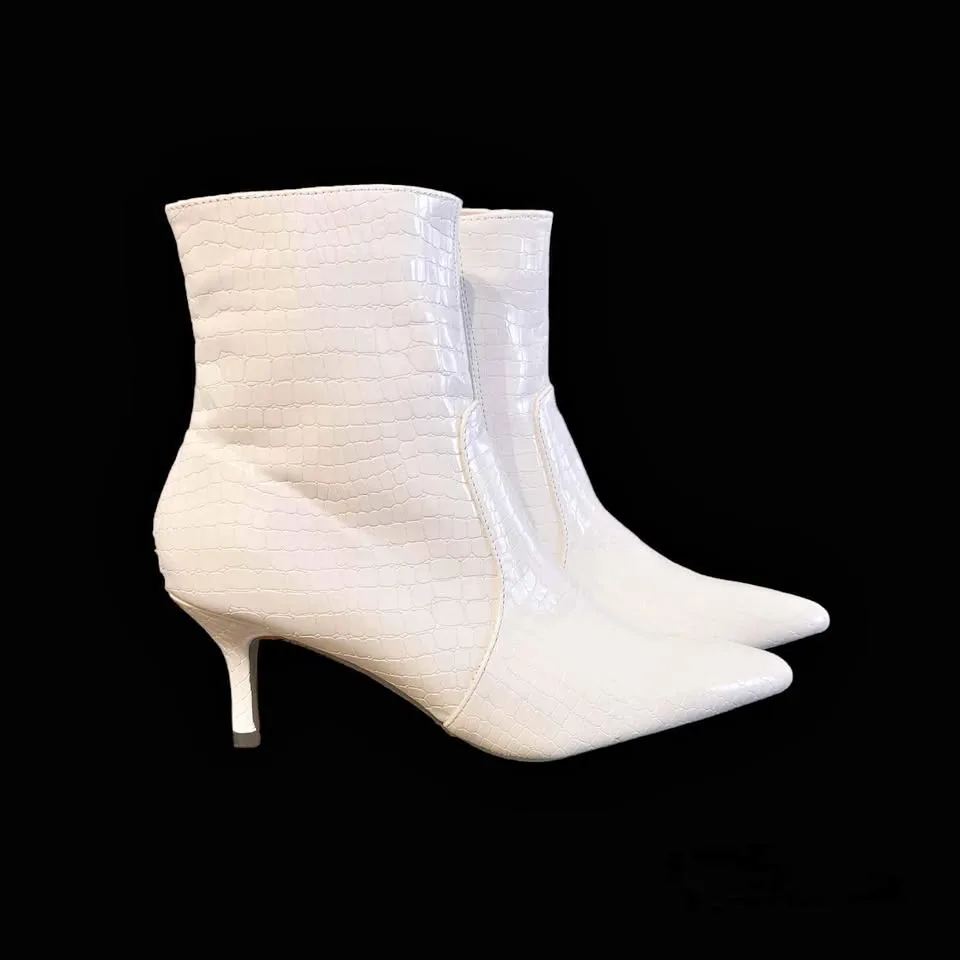 Brand New White Pointed Anckle Heels Size 8.5 thumbnail