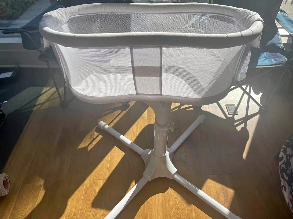 Like New Halo BassiNest Swivel Sleeper