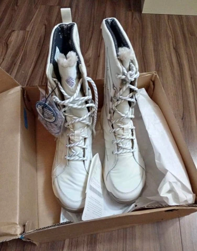 Columbia Women's Winter Boots - Like New - Size 8