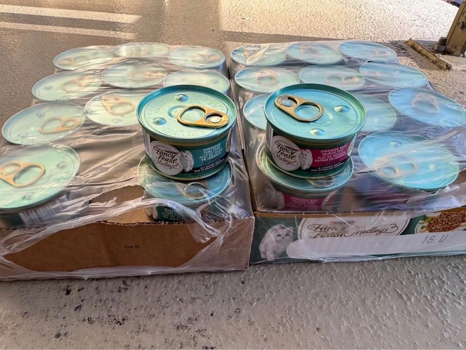 Pet Food Bundle - Fancy Feast, Dog Food, Cat Litter - photo 4