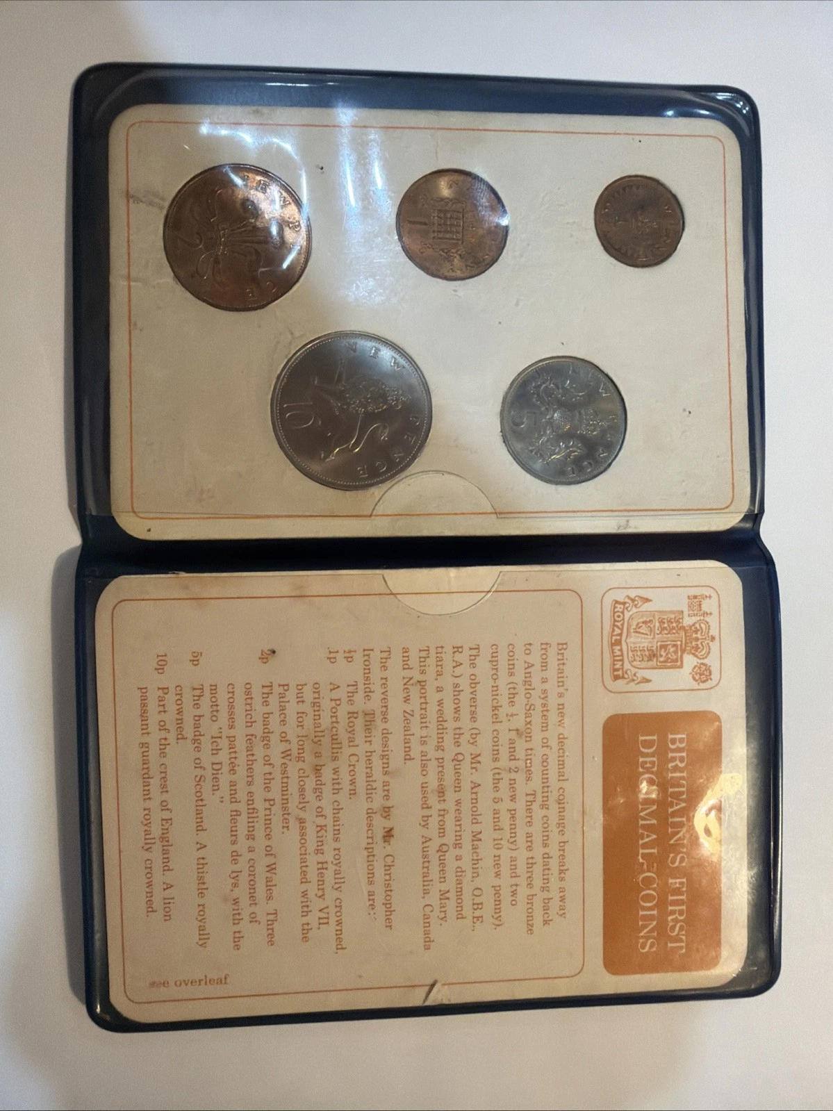 Britain's First Decimal Coin Set Folder 1968-1971 - photo 3