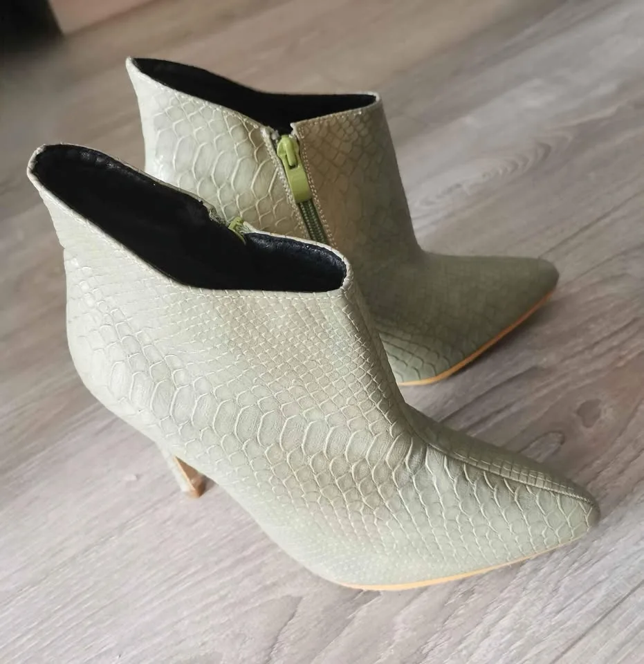 Brand New High Heels Ankle Boots - size 7.5 image indicator(3)