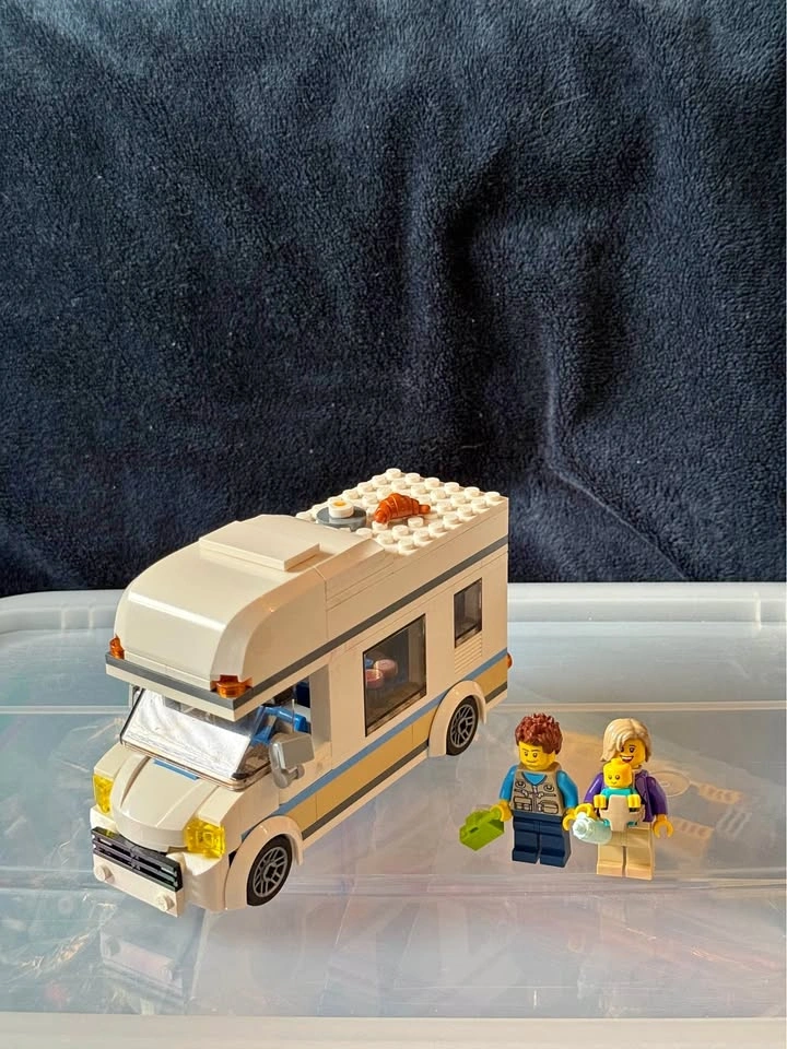 60283 - City - Holiday Camper Van (Retired)