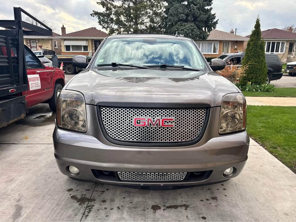 2011 GMC Yukon XL 1500 Denali Sport Utility 4D - photo 2