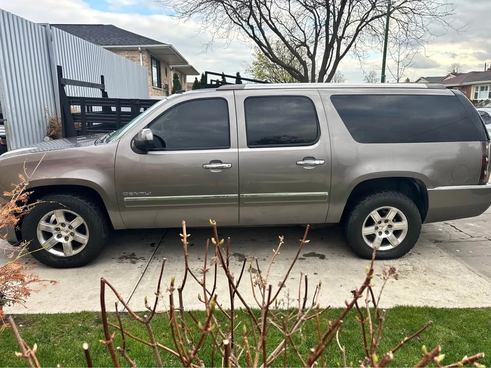 2011 GMC Yukon XL 1500 Denali Sport Utility 4D - photo 4