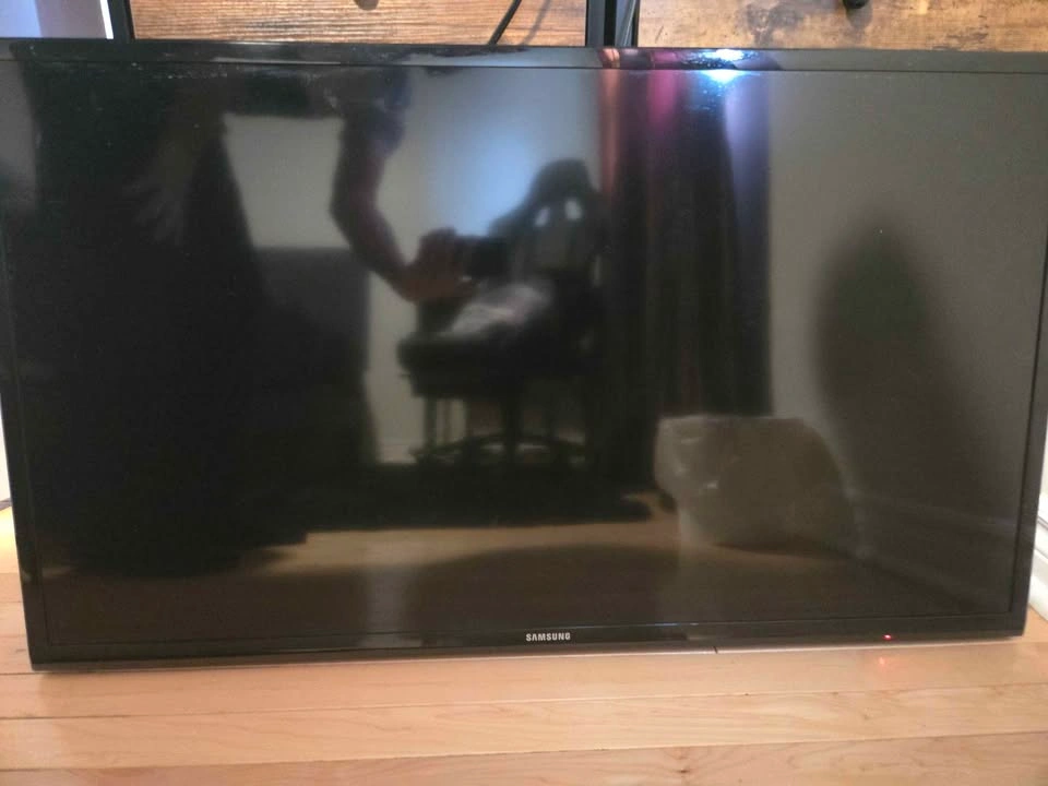 Samsung 40" 1080p LED TV, not a smart tv, no legs - photo 2
