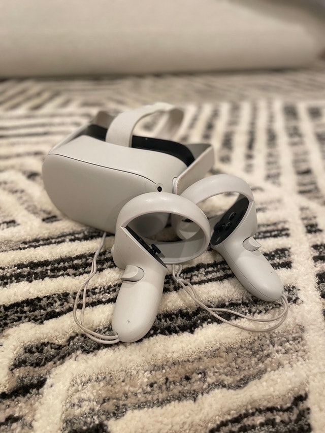 Meta Quest 2 VR Headset 128GB + Case + Accessories