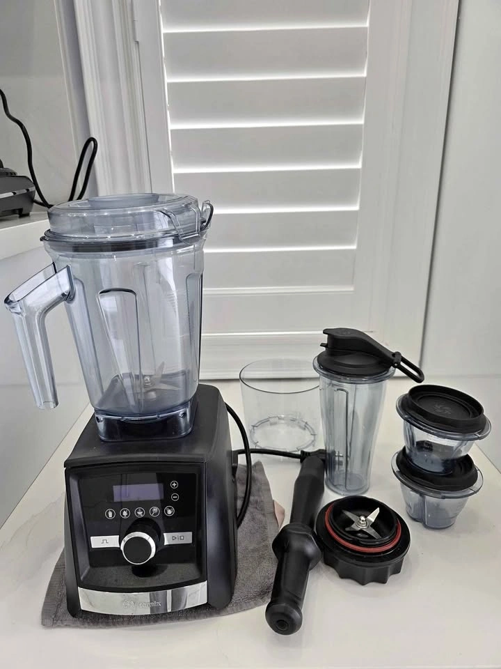 Vitamix A3500 Ascent Series + Blending Starter Kit