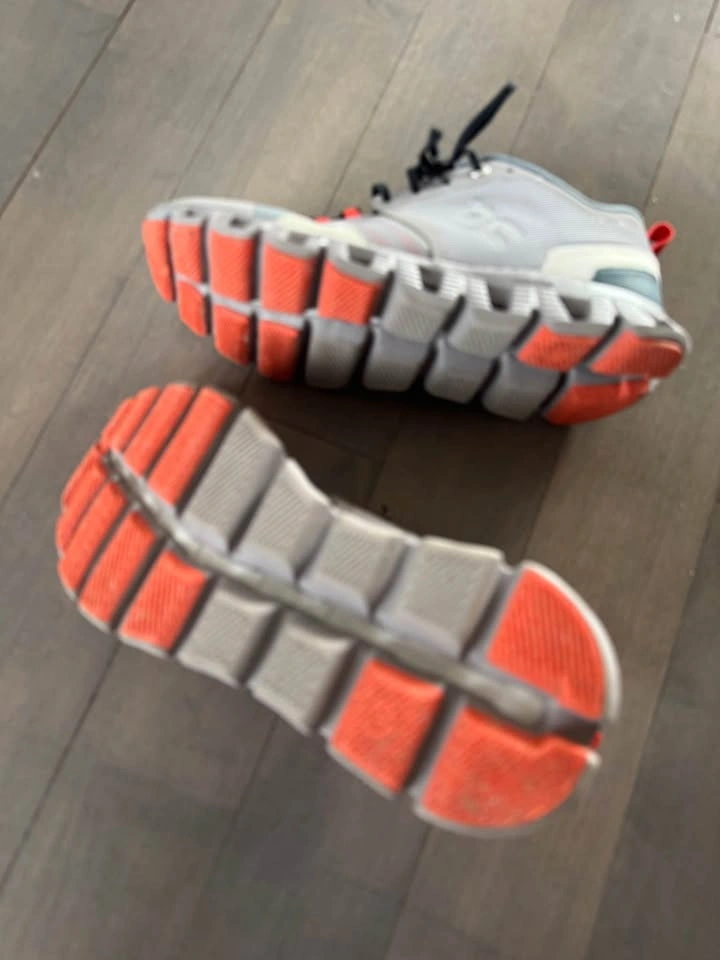 On Cloud Running Shoes women’s 7 - photo 3