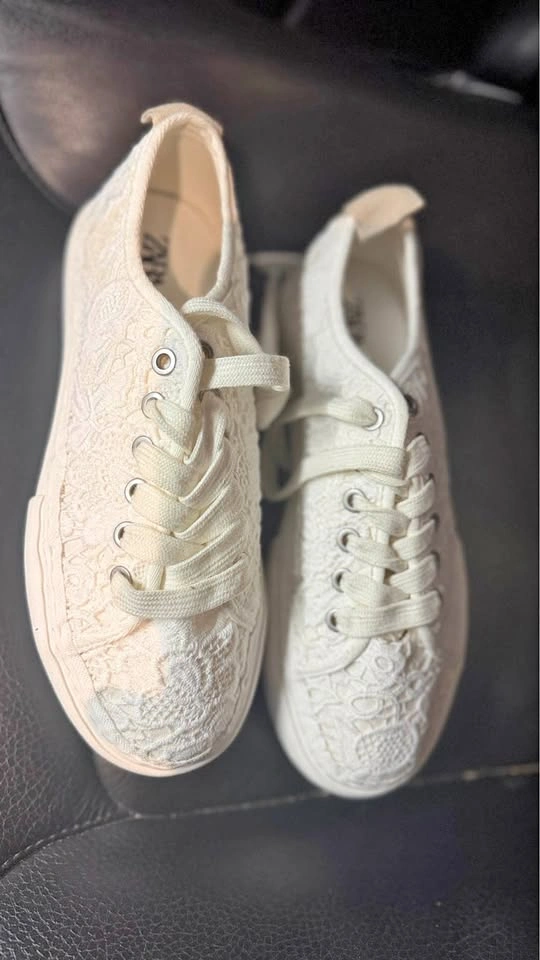 Brand new Zara white lace sneakers for sale 🤍
