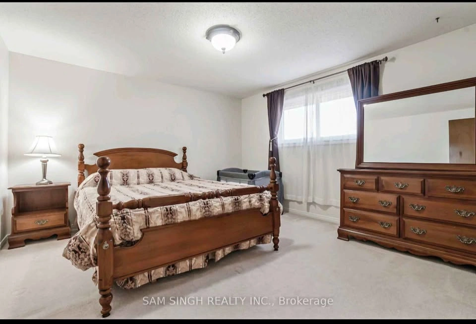 4 Beds 3 Baths - House