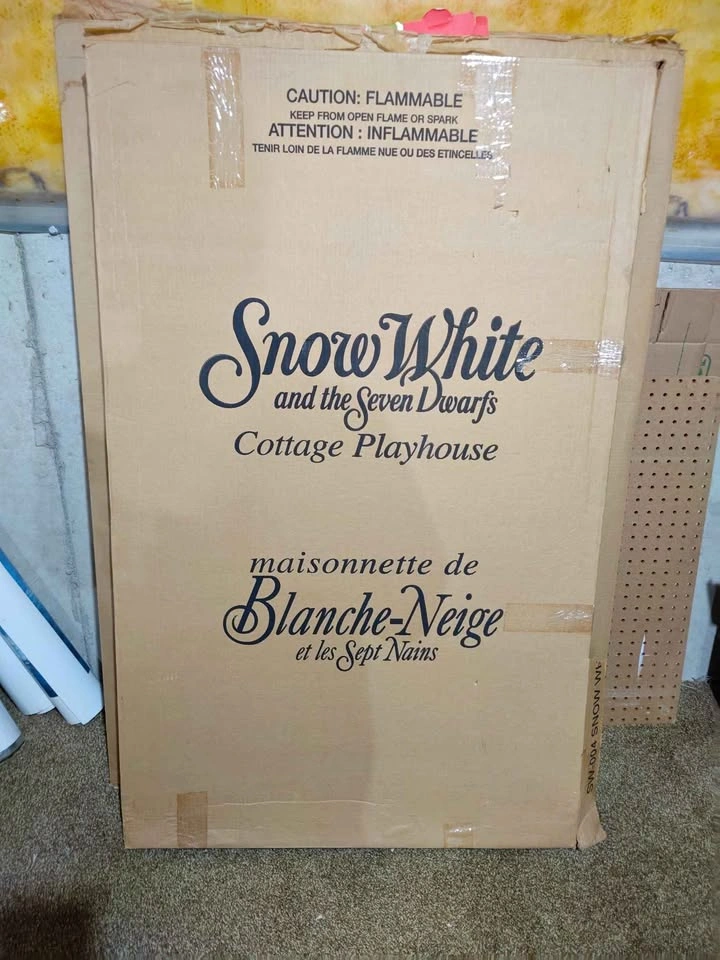 1993 Snow White Re-Release Movie Theater Standee - photo 2
