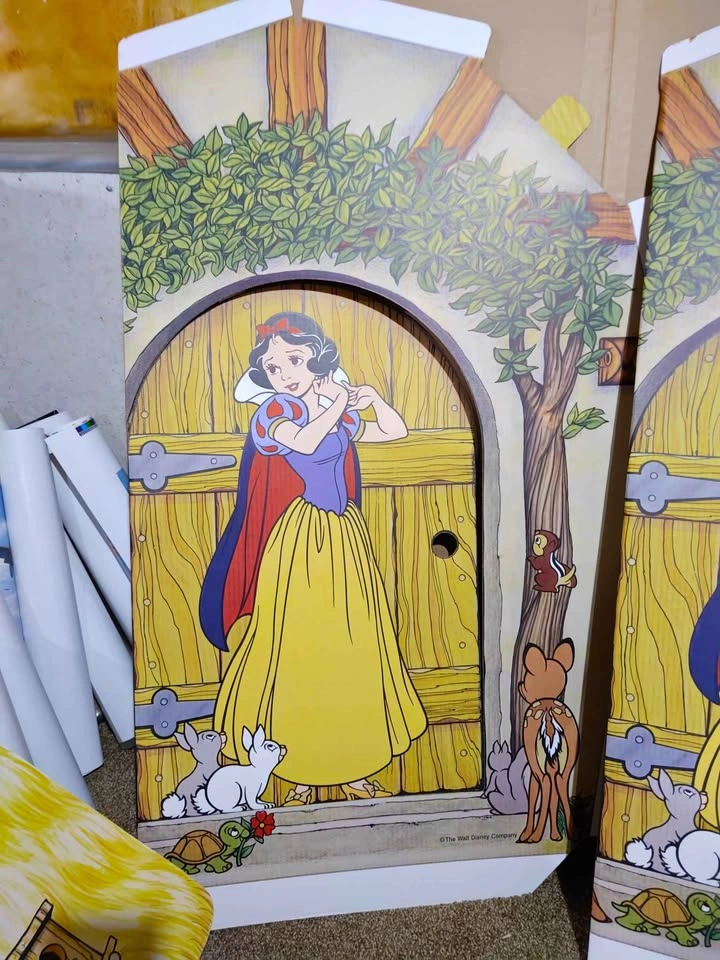 1993 Snow White Re-Release Movie Theater Standee - photo 3