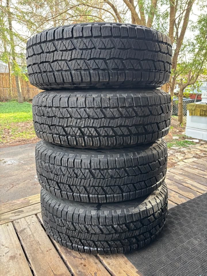 Laufenn All-Weather Tires 265/70R17 & 17" OEM RAM Rims - photo 2