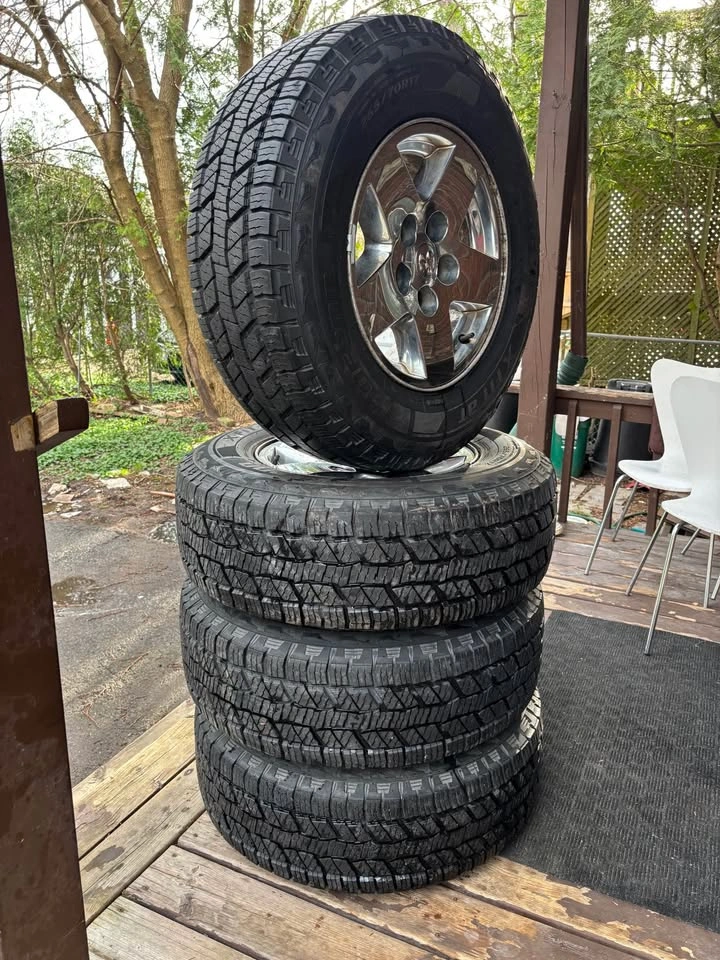 Laufenn All-Weather Tires 265/70R17 & 17" OEM RAM Rims - photo 3