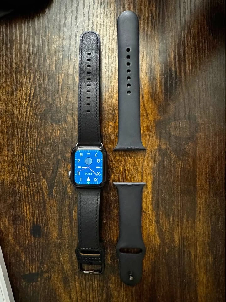 Apple Watch Series 6 GPS 40mm - 2 Bands (Cracked Back)