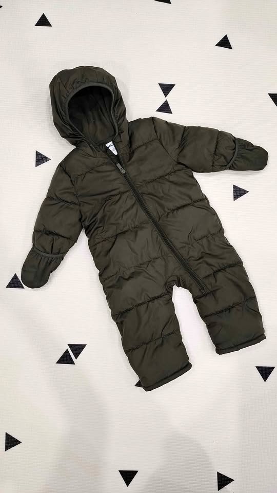 LIKE NEW Old Navy Fleece Lined Snow Suit - 12-18 months