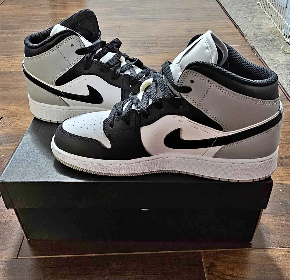 Air Jordan 1 Mid (White/Black/Smoke Grey)
