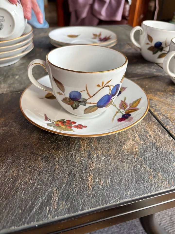 Royal Worcester Evesham Gold Teacups & Saucers – Set of 7 - photo 2
