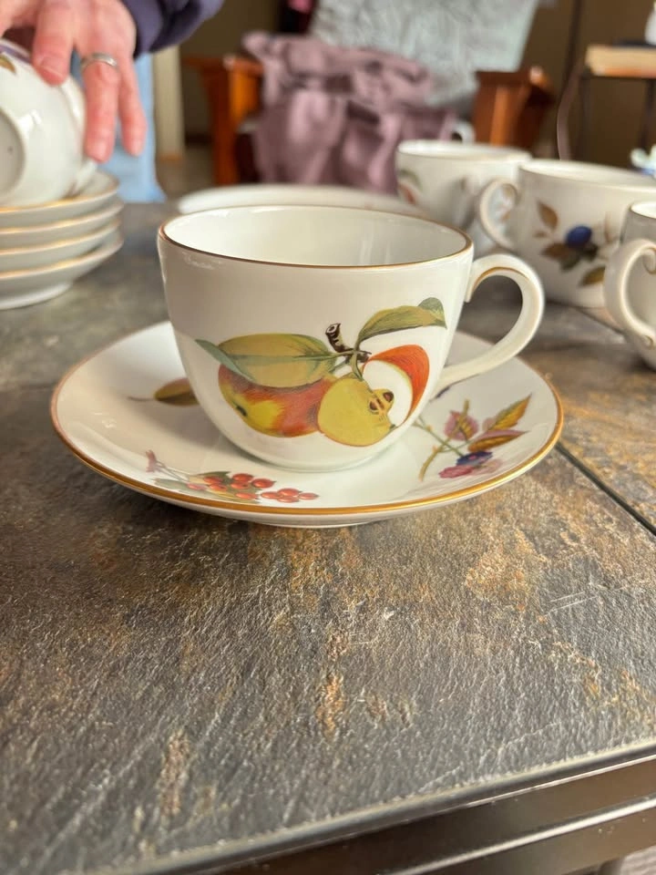 Royal Worcester Evesham Gold Teacups & Saucers – Set of 7 - photo 3
