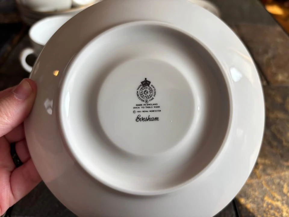 Royal Worcester Evesham Gold Teacups & Saucers – Set of 7 - photo 4