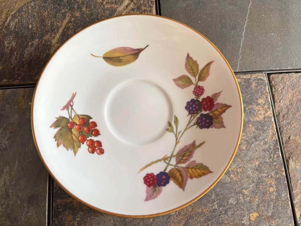 Royal Worcester Evesham Gold Teacups & Saucers – Set of 7 - photo 5