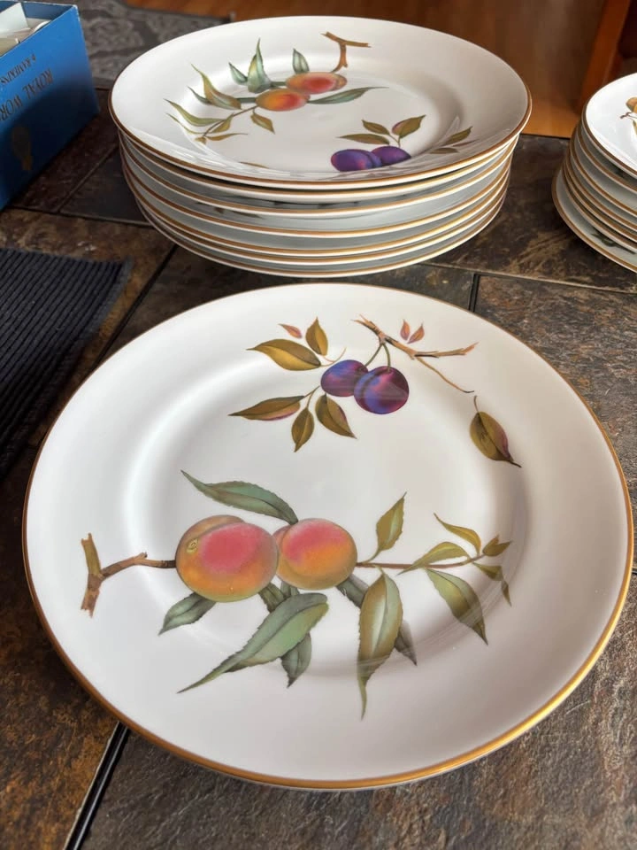 Royal Worcester Evesham Gold Dinner Plates – Set of 8 - photo 2