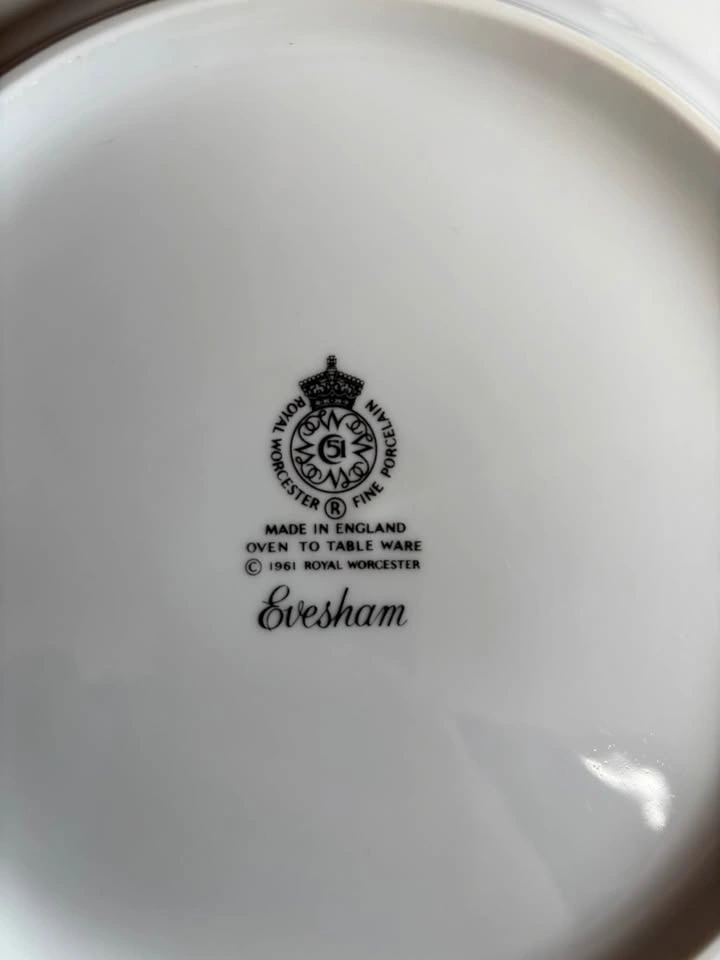 Royal Worcester Evesham Gold Dinner Plates – Set of 8 - photo 3