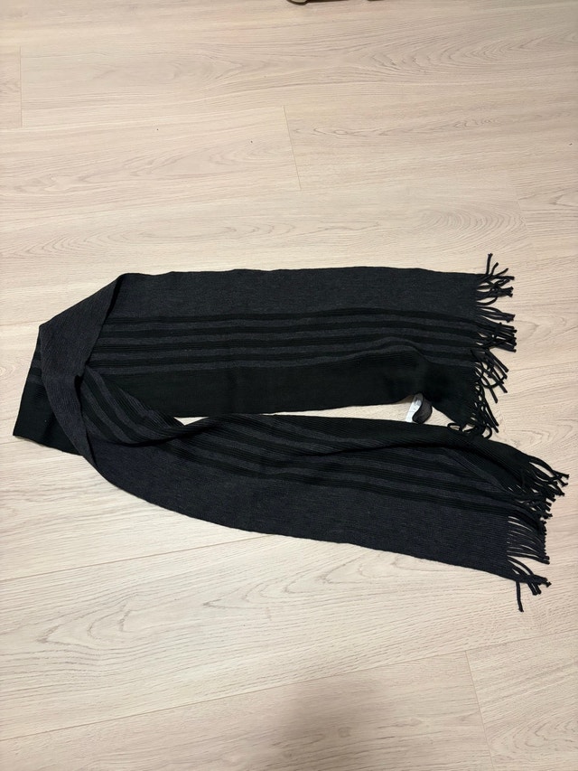 Black/gray scarf