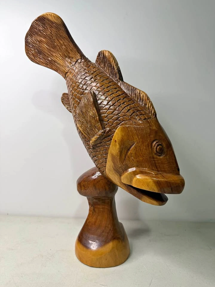 LARGEMOUTH BASS HAND CARVED WOOD ART CARVING