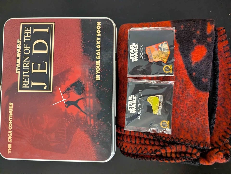 Star Wars Lunchbox, Blanket, and 2 Pins