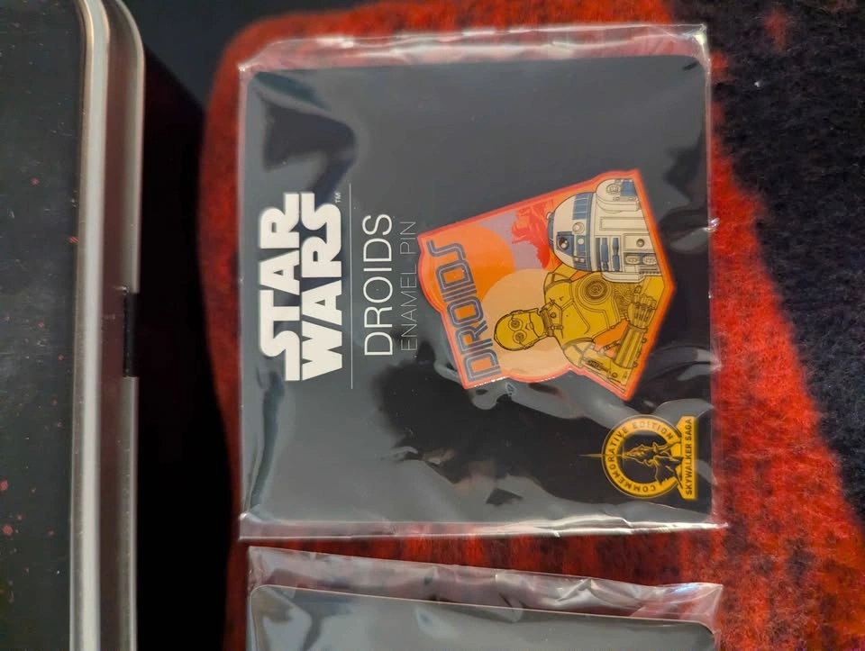 Star Wars Lunchbox, Blanket, and 2 Pins - photo 3
