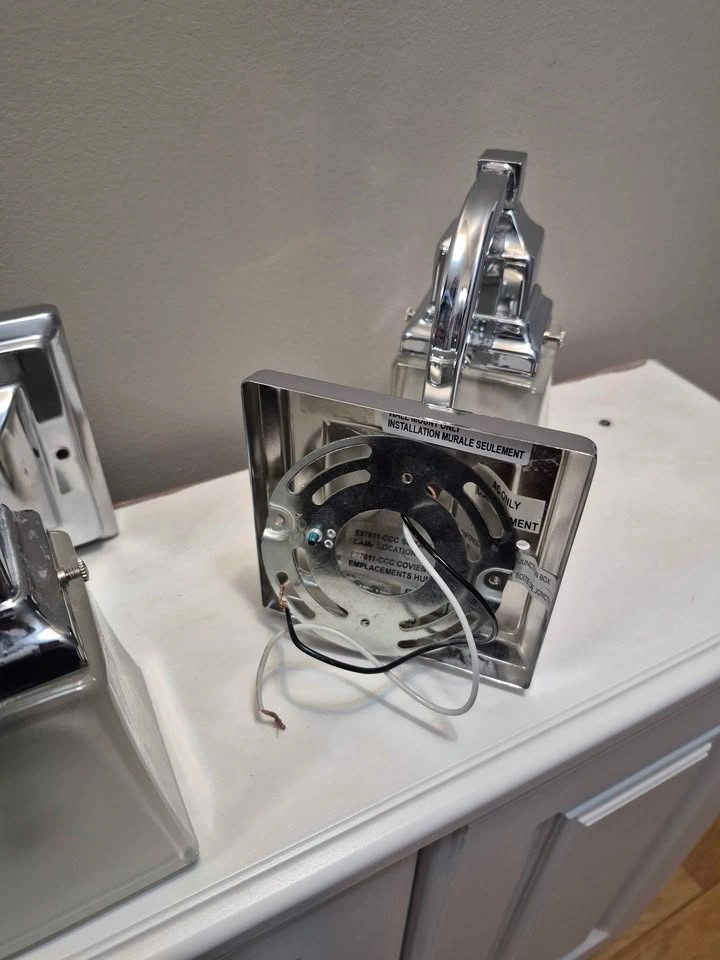 1-Light Bathroom Chrome Vanity Light with Etched Glass x2 - photo 2