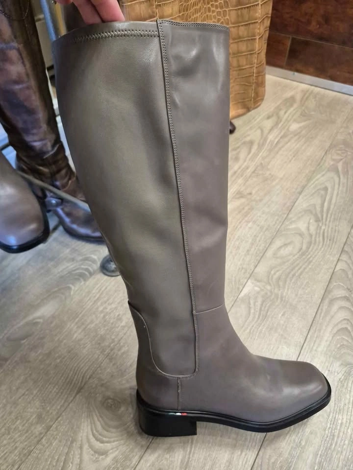 Women high knee Boots 7 1/2 - photo 2