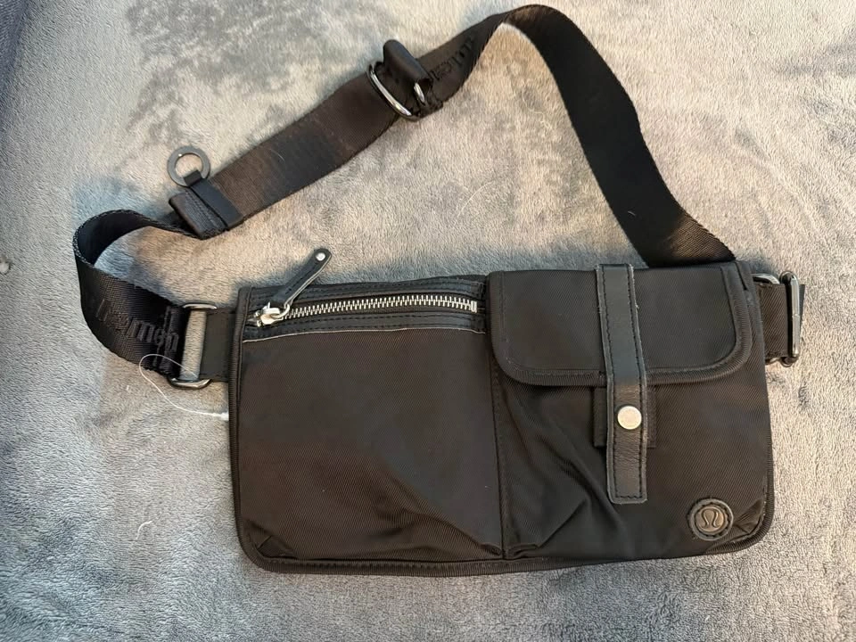 Lululemon Athletica Black Dog Walking Crossbody Bag / Pouch - photo 2