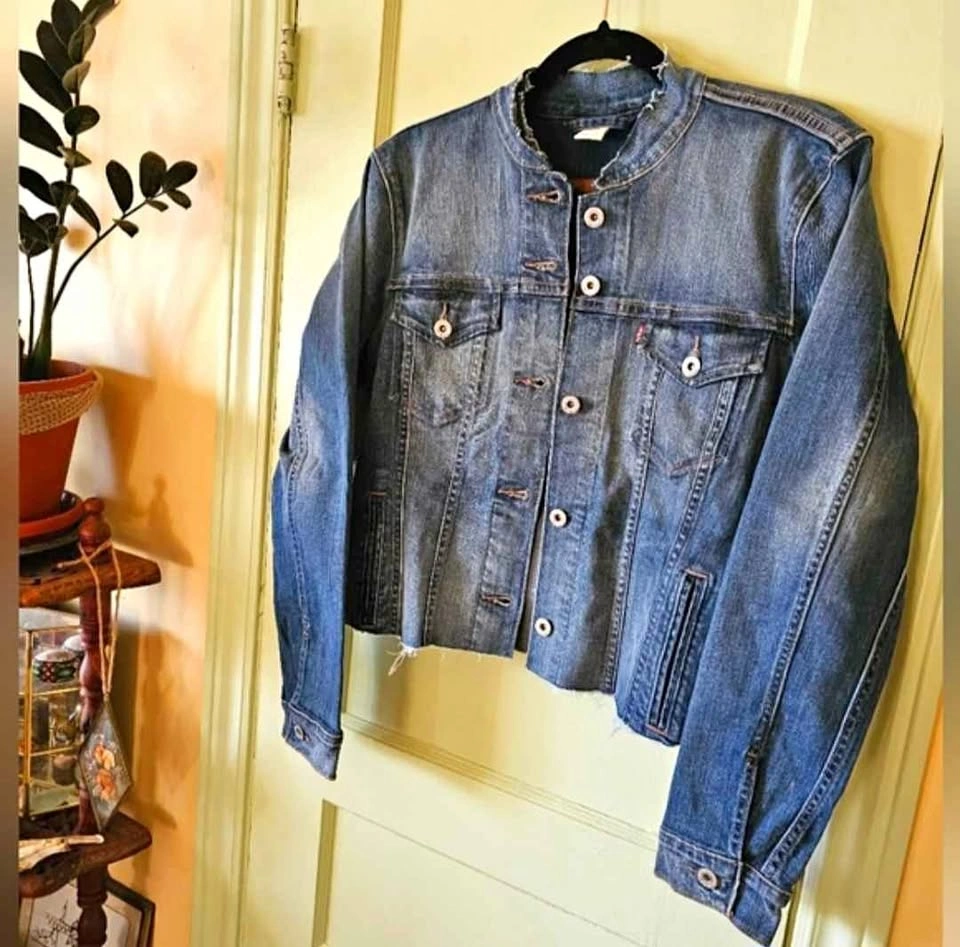 Levi's Size Large Cropped Deconstructed Altered Blue Denim Jacke