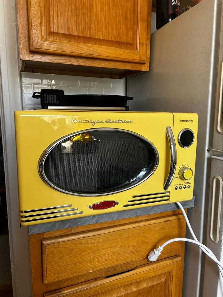 Nostalgia Microwave Retail $110 - photo 3