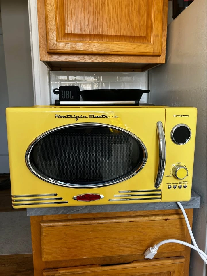 Nostalgia Microwave Retail $110 - photo 4