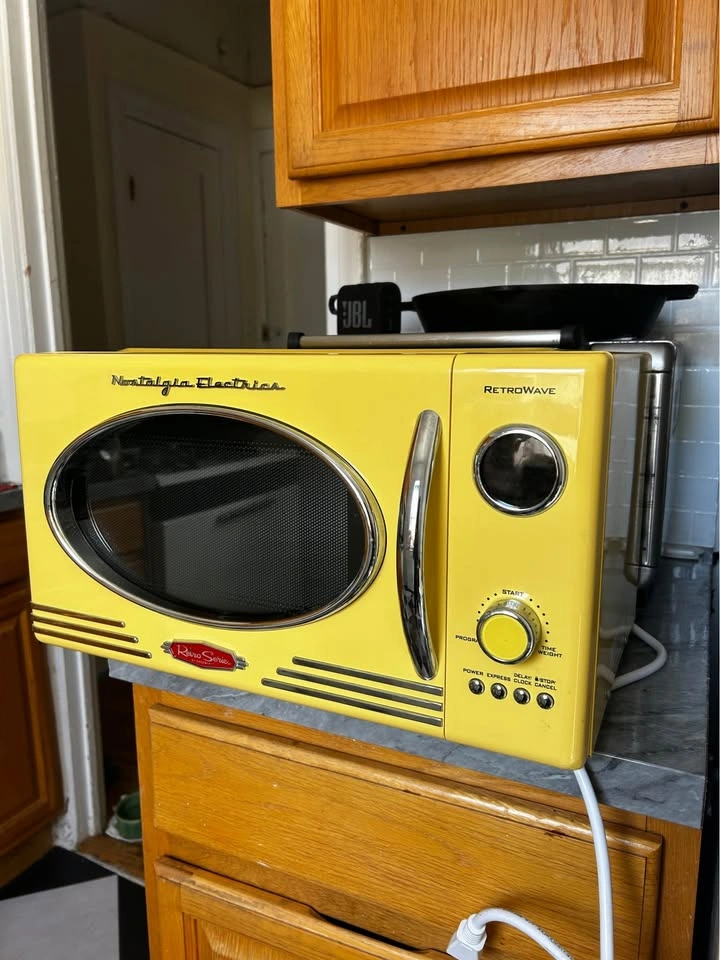 Nostalgia Microwave Retail $110 - photo 5