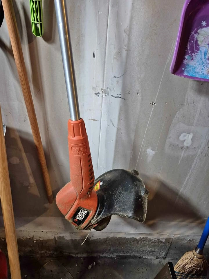 Black & Decker Electric String Trimmer & Edger - Works Great