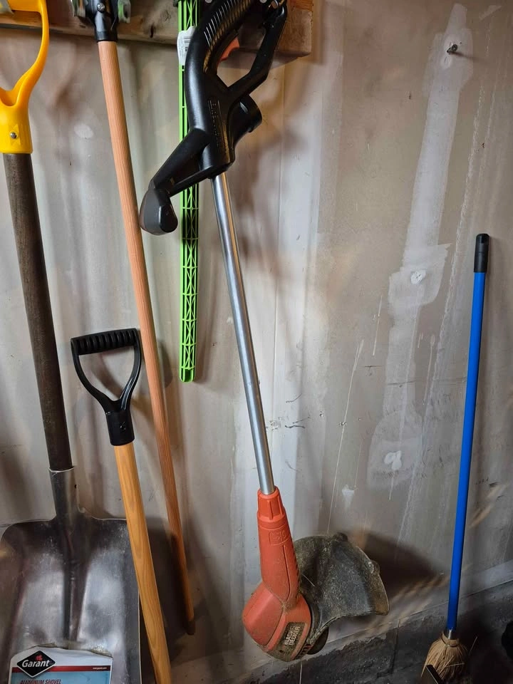 Black & Decker Electric String Trimmer & Edger - Works Great - photo 3