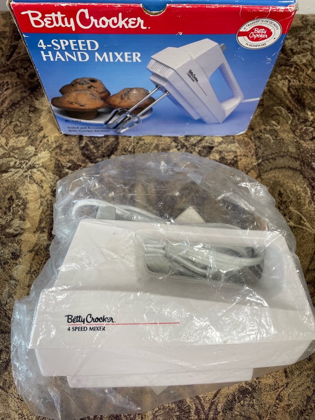 Betty Crocker Powered Hand Mixer (Like-New, Retro, Great Deal) - photo 2