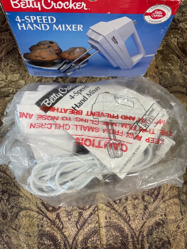 Betty Crocker Powered Hand Mixer (Like-New, Retro, Great Deal) - photo 3