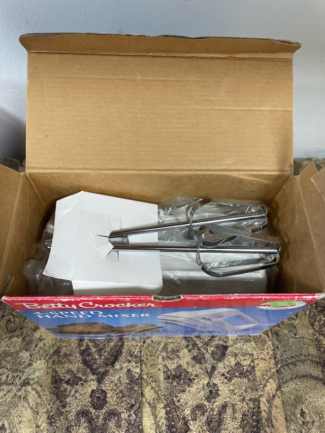 Betty Crocker Powered Hand Mixer (Like-New, Retro, Great Deal) - photo 4