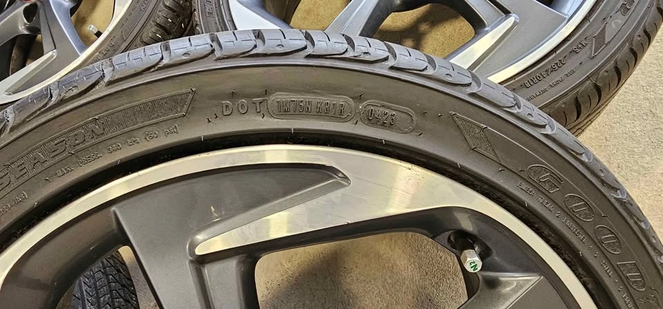 Hyundai Veloster OEM Rims with All Season Tires 225/40R18 - photo 4